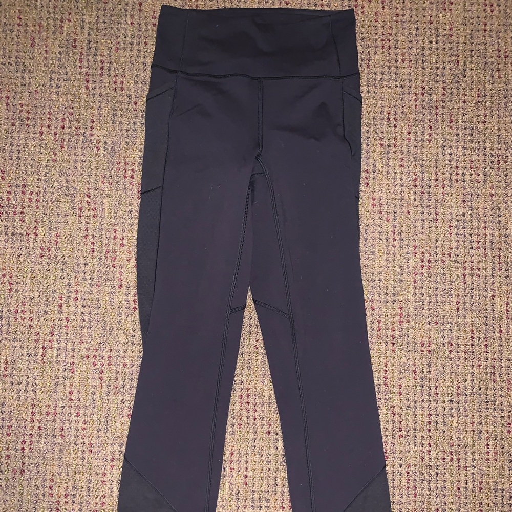 Lululemon size 4 under under mesh leggings  25inch